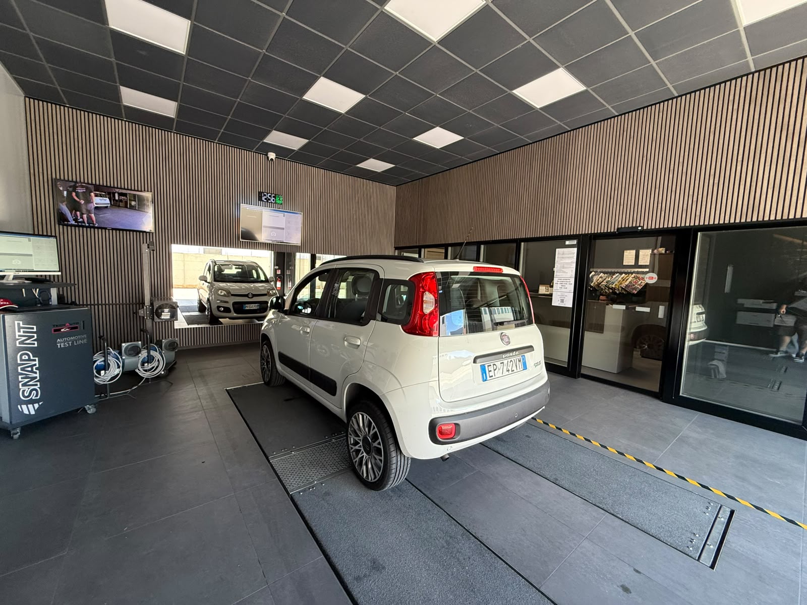 Linea di revisione Brunocar con Fiat Panda sulla postazione diagnostica