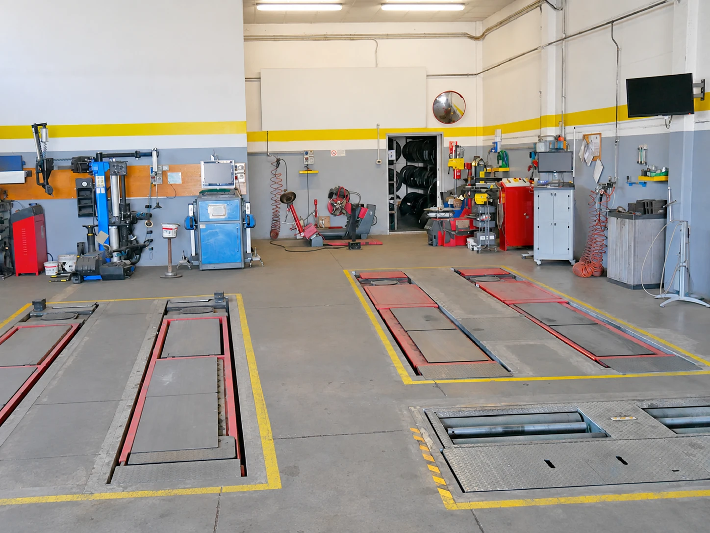 Area attrezzature dell’officina Brunocar con ponti sollevatori e banchi prova